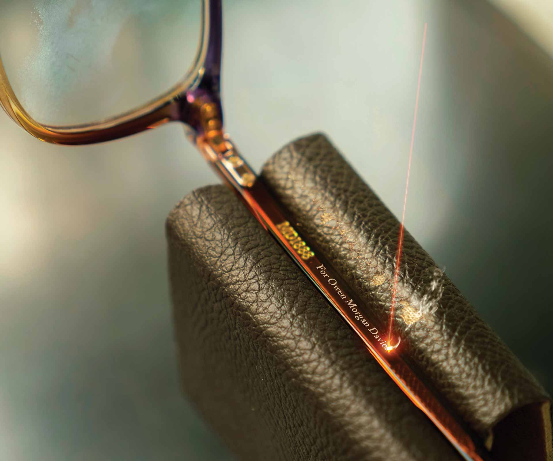 MD1888 eyewear laser engrave customer name in glasses
