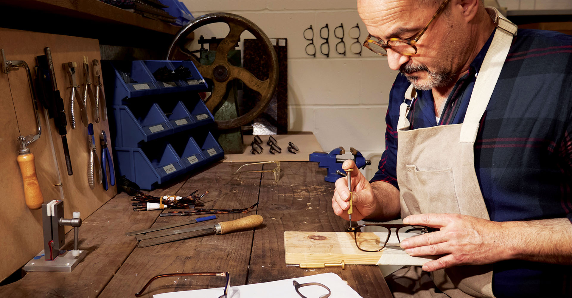 MD1888 hand polish glasses in Britain